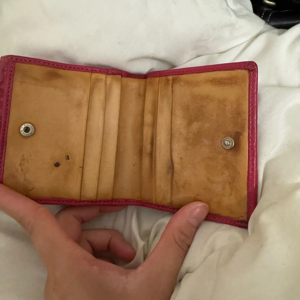 Pink bifold coach wallet - Picture 5 of 9